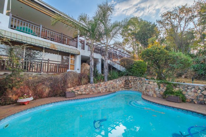 House To Rent in Constantia Kloof: 4 bedrooms, pool, flatlet, scenic views.