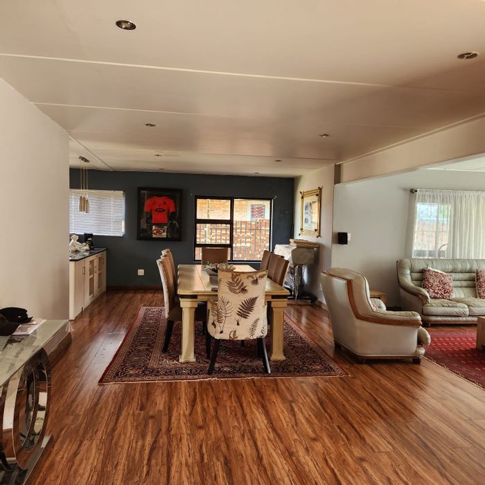 For Sale: Baillie Park House with 4 bedrooms, study, garden, and solar power.