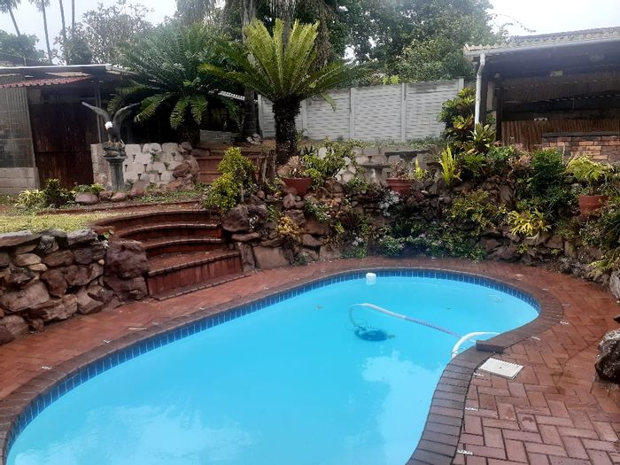 Bluff House For Sale: 4 beds, pool, studio apartment, security, double garage.