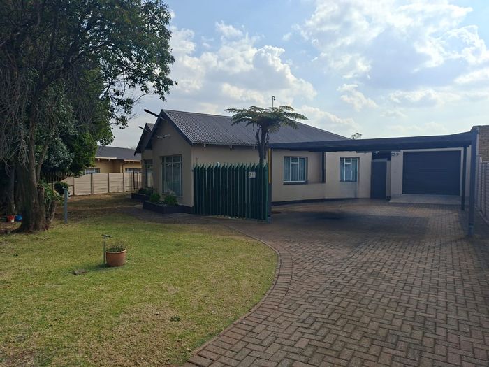 Spacious 4-bedroom house in Krugersdorp North with entertainment area, for sale.