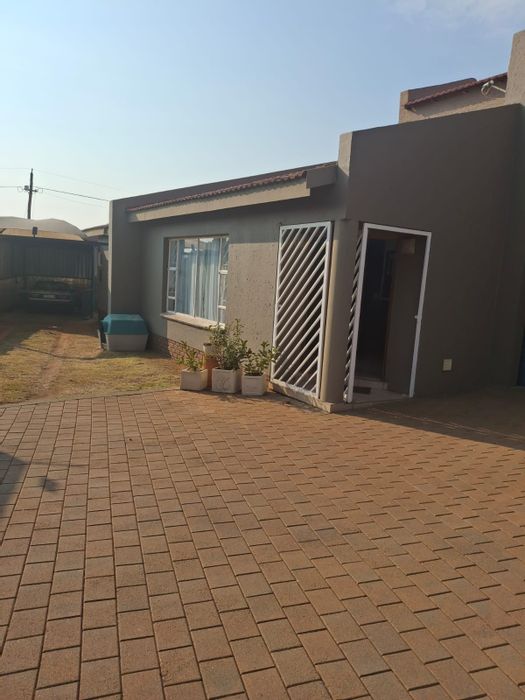 For Sale: House in Eike Park with pool, braai area, and double garage.