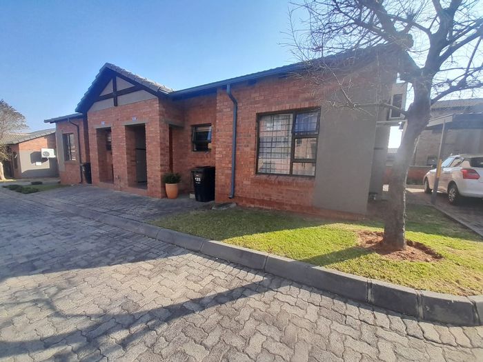 Wilgeheuwel Townhouse To Rent: 2 beds, private garden, parking, secure living.