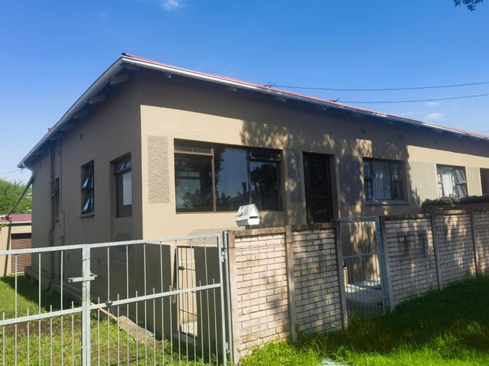 House to Rent in Cambridge: 2 Bedrooms, Large Kitchen, Pet-Friendly, Utilities Included.