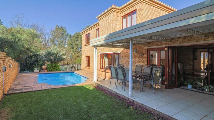 For Sale: Tres Jolie House with 4 beds, pool, security, and spacious living areas.