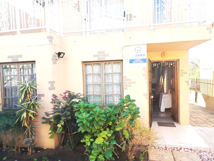 Newlands West House For Sale: 3 Bedrooms, balcony, fitted kitchen, secure garden.