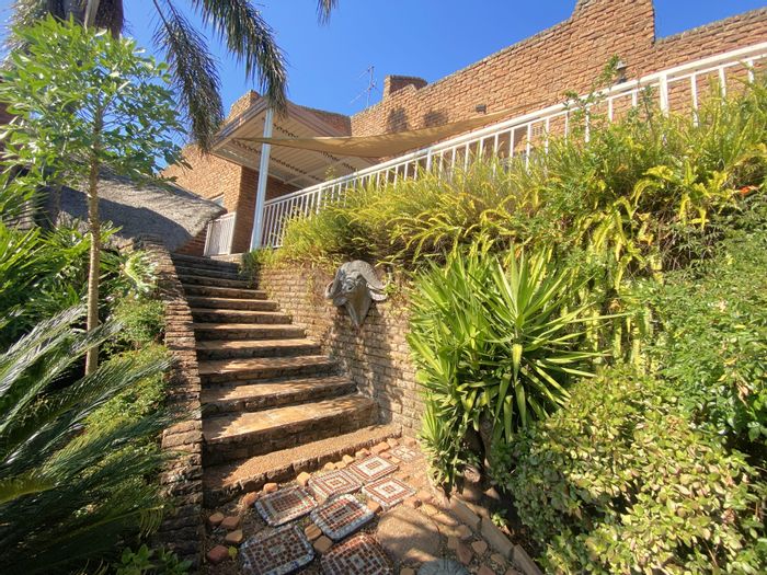 For Sale: House in Roodekrans with pool, lapa, garages, and close amenities.