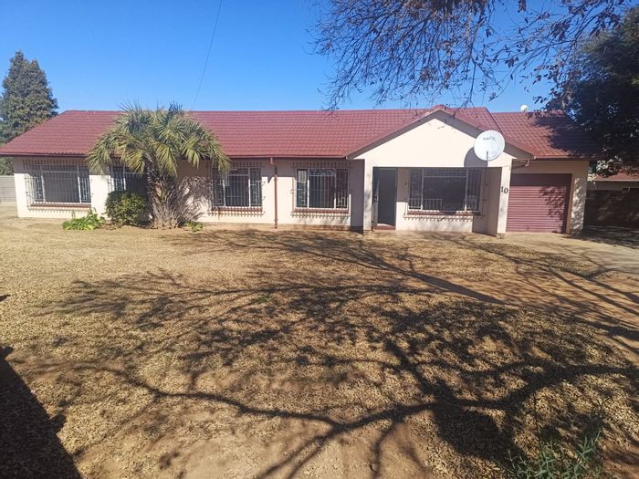 Greenhills House For Sale: 3 Bedrooms, 2 Bathrooms, Spacious Yard, Covered Parking.