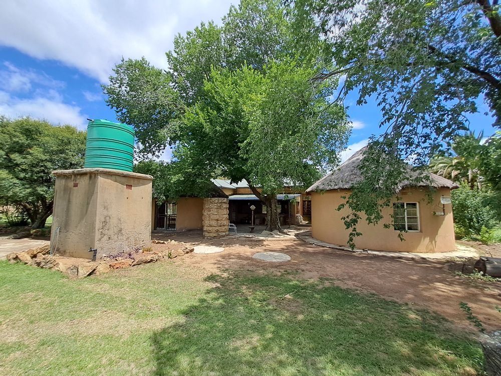 Storage rondavel 2 & borehole