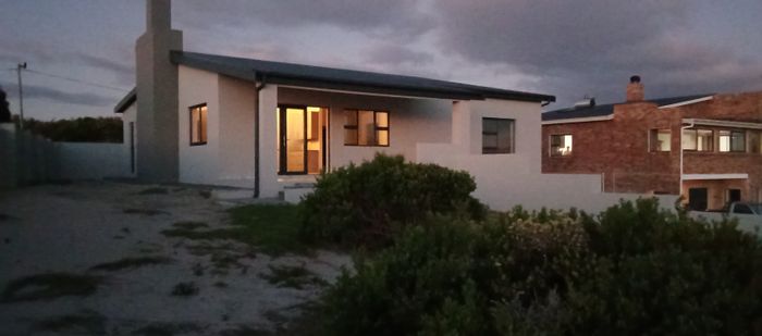 Pearly Beach House For Sale: 3 beds, spacious living, large garden, near beach.