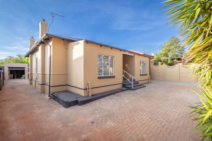 2 Bed, 2 Bath House in Krugersdorp North with Flatlet and Secure Parking To Rent