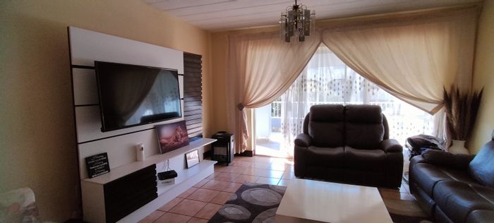 Florida Apartment For Sale: 2 Bedrooms, balcony, communal pool, secure living.