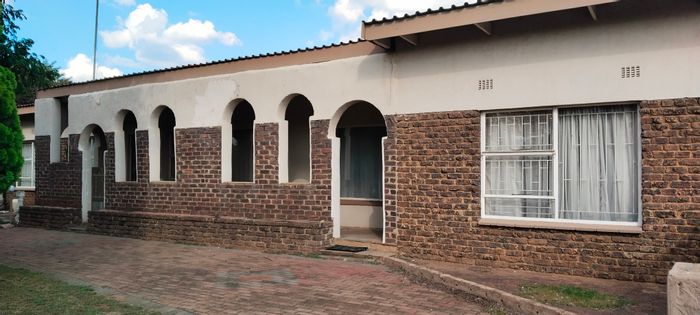 Versatile 5-bedroom house in Rensburg with double garage and large garden for sale.