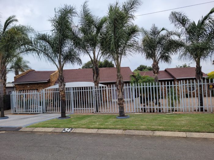 For Sale: House in Randpoort with 3 beds, flatlet, double garage, and lapa.