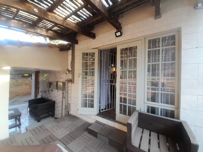 Cottage To Rent in Roodekrans: 1 bed, pool access, WiFi, outdoor gym.