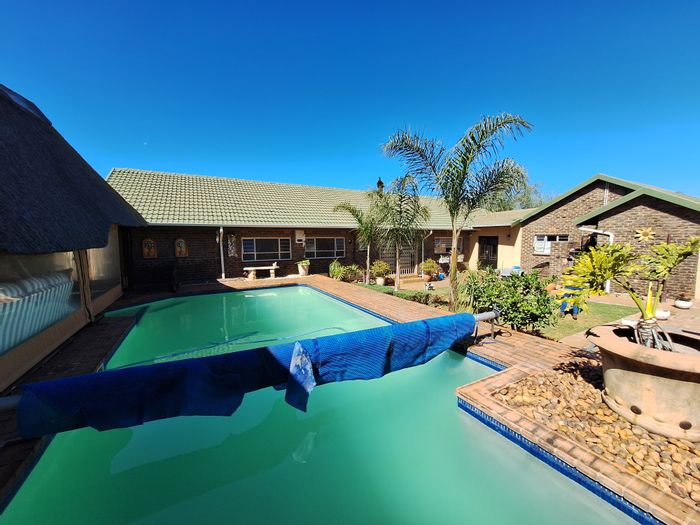 For Sale: Spacious Kenmare House with pool, bar, office, and dual entrances.