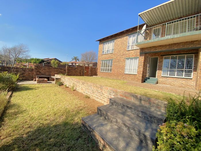 Wilro Park Apartment For Sale: 3 beds, pet-friendly, garden, garage, near amenities.