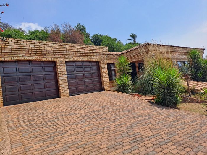 For Sale: House in Rant En Dal with open plan living, 3 beds, double garage.