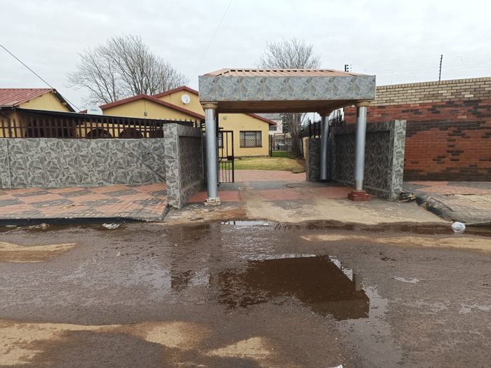 For Sale: House in Westergloor with 3 beds, secure yard, and storage outbuilding.
