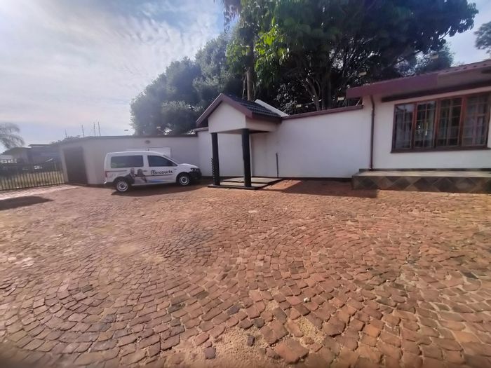 For Sale: House in Pretoria North with office rights, ample parking, and potential.