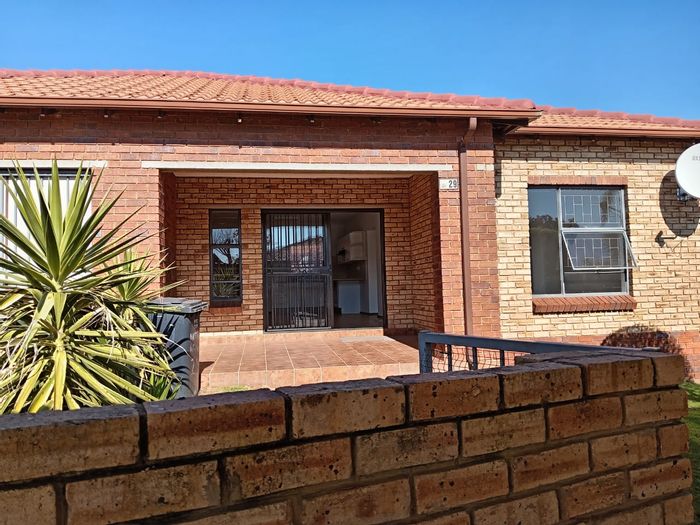 Florida Glen Townhouse For Sale: 2 beds, 2 baths, secure complex, open plan living.