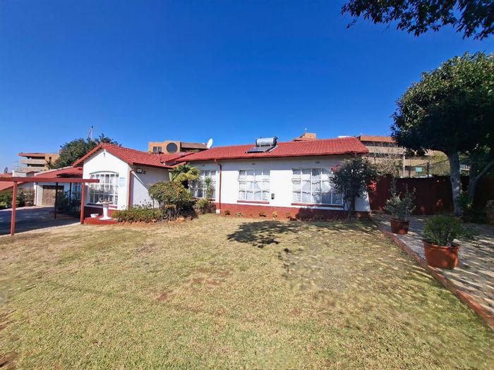 Florida Park House For Sale: 4 beds, pool, entertainment area, double garage.