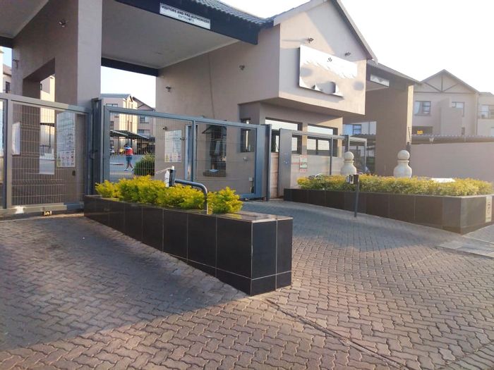 Ruimsig Townhouse To Rent: 2 beds, pool, clubhouse, secure parking, close to amenities.