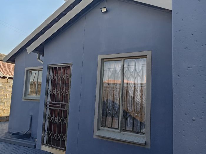 For Sale: House in Protea Glen with 3 beds, inverter, large yard, secure area.