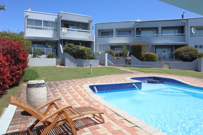 Wavecrest Townhouse To Rent: 3 bedrooms, pool access, patio with braai, garage.