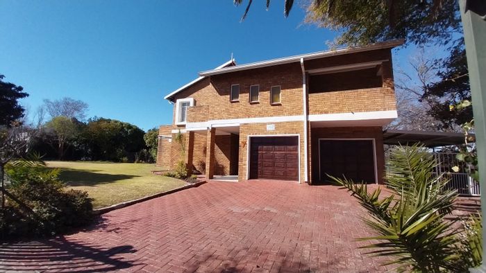 For Sale: Spacious 5-bedroom house in Secunda Central with pool and dual kitchens.
