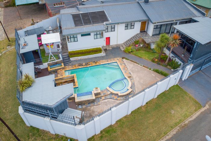 For Sale: House in Quellerie Park with 5 bedrooms, pool, indoor bar, and garden.