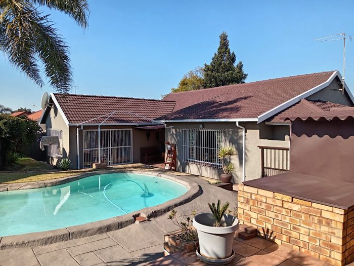 Witpoortjie House For Sale: 4 Bedrooms, Pool, Lapa, Recreation Room, Braai Area.