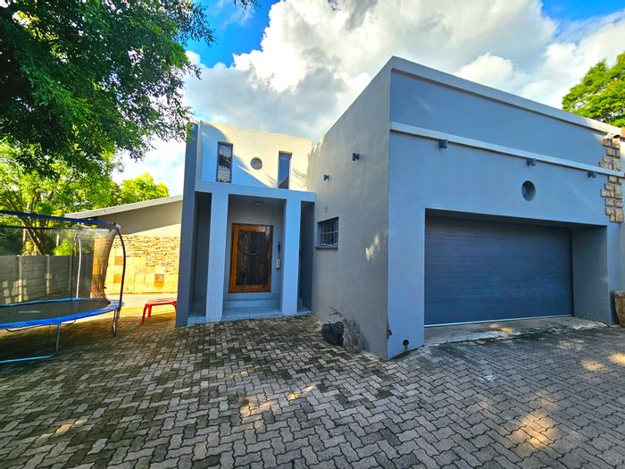 For Sale: House in Louis Trichardt Central with office, bar, and mountain views.