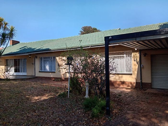 Spacious 3-bedroom house with large yard and ample parking in Horison, For Sale.