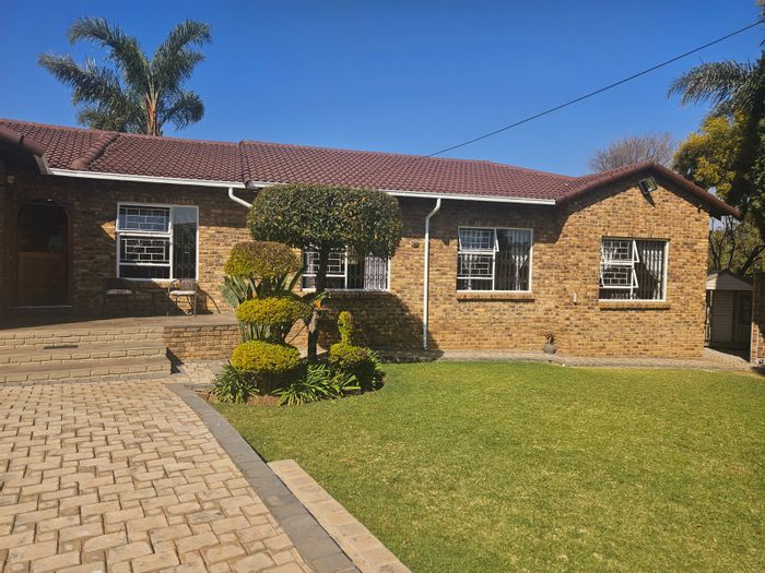 For Sale: House in Greenhills with 4 bedrooms, pool, and ample parking.