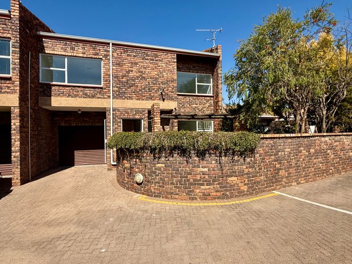 For Sale: Townhouse in Rant En Dal, 3 bedrooms, open plan living, patio access.