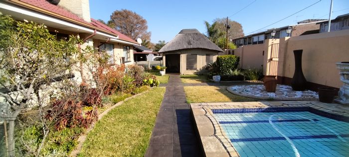 Florida House For Sale: 3 Bedrooms, Pool, Garden, Close to Amenities.