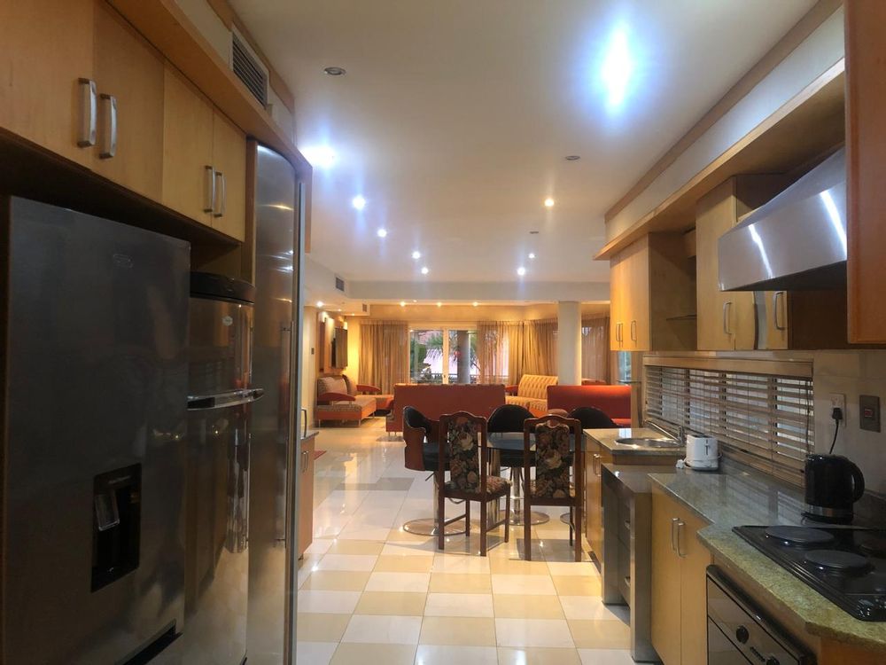 Kitchen - Built-in Stove with Breakfast Nook