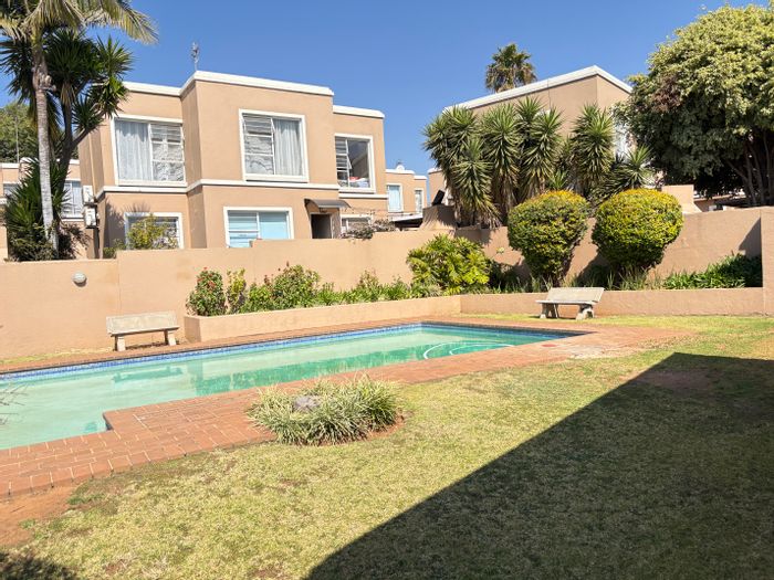 Townhouse for Sale in Radiokop: 3 bedrooms, study, pet-friendly garden, communal pool.