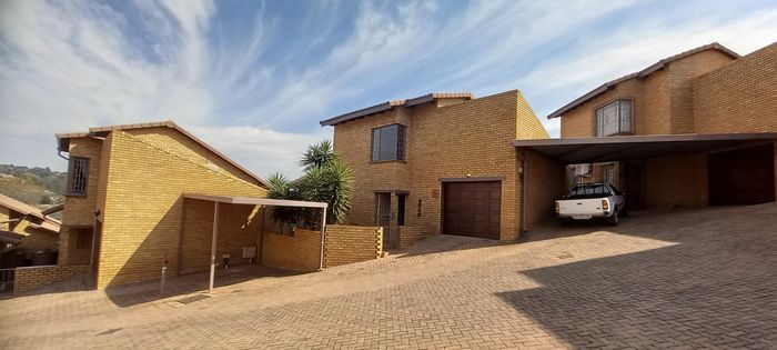 Kenmare Townhouse To Rent: 3 Bedrooms, pet-friendly garden, built-in braai, garage.