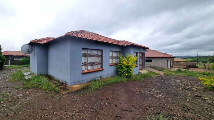 3-Bedroom House for Sale in Zeerust Central with Garage and Spacious Yard.