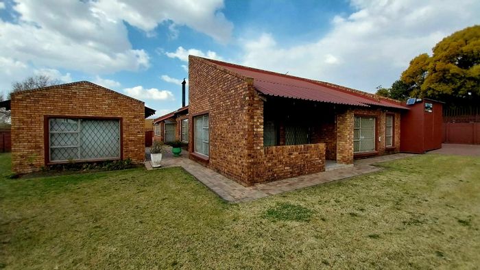 For Sale: Trichardt house with 4 bedrooms, garages, outdoor boma, and office space.