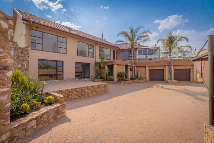Spacious Rant En Dal house to rent, includes pool, offices, and garden service.