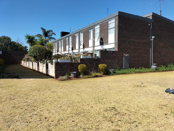 For Sale: Townhouse in Horison with 2 beds, patio, and low-maintenance garden.