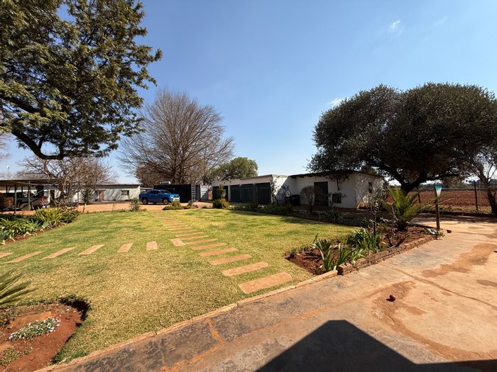 Tarlton Farm For Sale: 8.7ha, 9 bedrooms, strong water supply, ideal for farming.