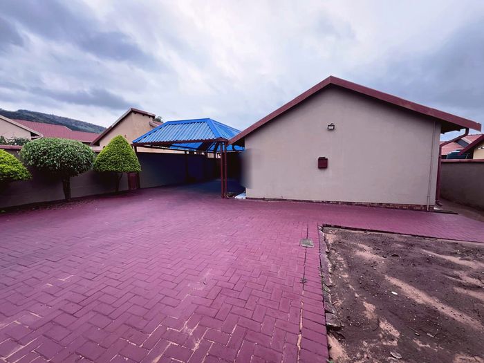 For Sale: House in Tlhabane West with 3 bedrooms, garage, and outside room.