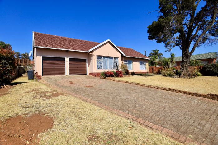 House for Sale in Rant En Dal: 3 Bedrooms, spacious kitchen, covered parking.
