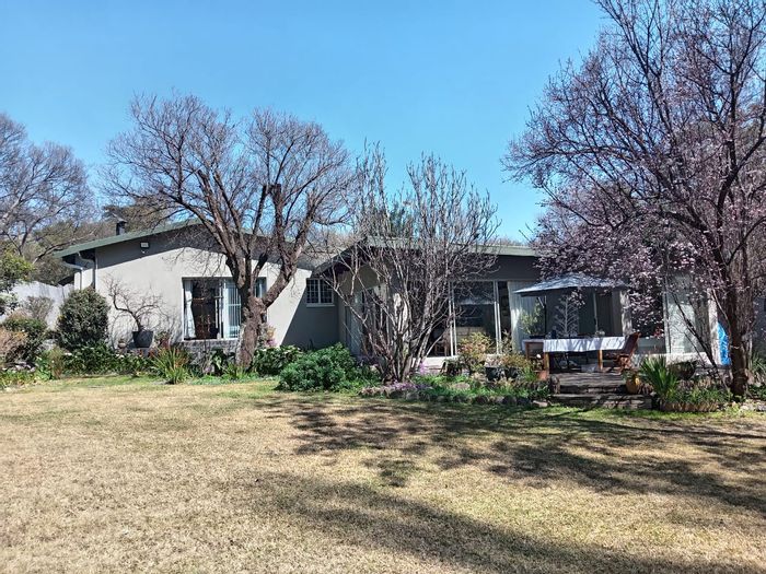Fourways House For Sale: Spacious yard, electric fencing, and ample parking.
