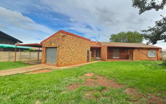 Reyno Ridge House For Sale: Spacious lot, two living areas, three bedrooms, garage.