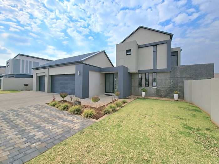 For Sale: House in Midstream Meadows with 4 en-suite bedrooms, pool, and staff room.