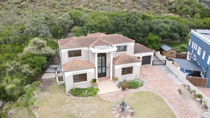 Cola Beach House For Sale: 4 Bedrooms, 3 Bathrooms, Entertainer's Yard, Close to Beach.